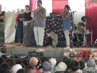 Stephen on stage in front of 1,700 kids